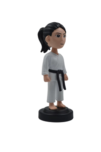 Figurine Bobblehead Éco-responsable Fille Artiste Martial de Noël - Décoration Dynamique pour Tableau de Bord de Voiture et Bureau - Product Image 5