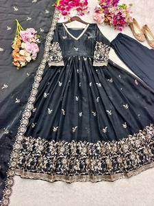 Ensemble Anarkali Kurta de Luxe Moderne Brodé pour Femme, Tenue de Soirée Ethnique Pakistanaise de Créateur avec Dupatta en Soie Satinée Fendy Printemps - Product Image 5