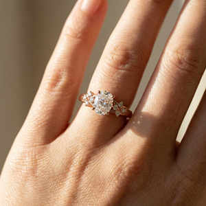 Anillo Solitario de Diamante de Laboratorio con Corte Ovalado de 1.5 Ct 8.5*6.5, Oro Sólido de 14K/18K, con Certificado IGI, Hecho a Mano, con Diamantes de Acento, Unisex - Product Image 4