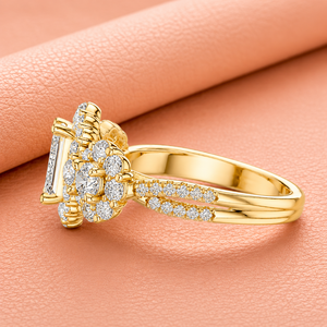Bague de fiançailles en or jaune avec diamant taille émeraude et halo de pierres, avec pierres latérales en grappe pour femme - Product Image 2