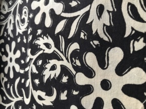 Tela de Algodón Estampada a Mano al por Mayor – Tela de Algodón India con Diseño Floral en Blanco y Negro para Prendas y Proveedores - Product Image 3