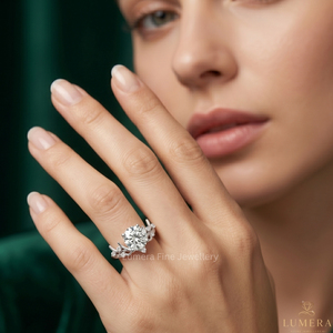 Anillo de Compromiso de Lujo con Diamante Cultivado en Laboratorio y Piedras Laterales de Moissanita |   Anillo de Boda con Diseño de Hoja y Rama, Chapado en Oro de 18K, Certificado por IGI - Product Image 5