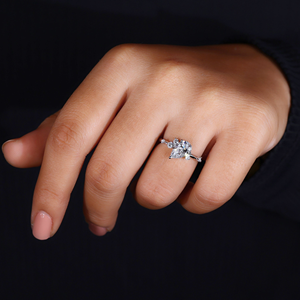 Bague de Fiançailles en Moissanite Taille Poire avec Sertissage à Griffes, Grappe Florale Minimaliste, Bague de Mariage Plaqué Or, Bague de Promesse - Product Image 5