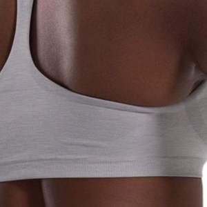 Sujetador Deportivo Gris Claro con Logotipo Personalizado para Mujer, Cuello en V, Tirantes Finos, Sin Costuras, Top Corto para Entrenamiento, Conjunto de Gimnasio, Ropa Deportiva al por Mayor - Product Image 6
