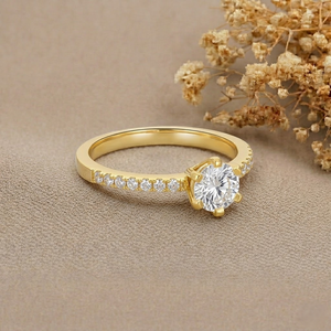 Anillo de Compromiso de Oro Amarillo de 14K para Mujer con Diamante Cultivado en Laboratorio Redondo y Diamantes Laterales, Estilo Clásico - Product Image 1