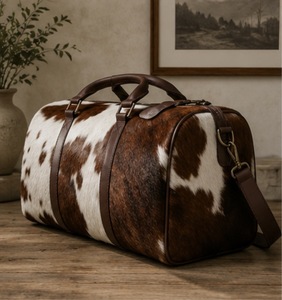 Bolsa de Viaje de Cuero Vacuno con Cierre de Cremallera, Diseño Duradero con Patrón Marrón y Blanco - Product Image 6