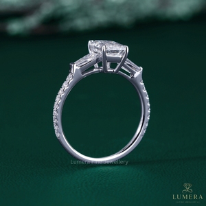 แหวนเพชรเพาะเลี้ยงทรงเอเมอรัลด์แบบสั่งทำพิเศษ ทองคำขาว 14K 18K ประดับเพชรทรงบาแก็ตต์สามเม็ดด้านข้าง - Product Image 5