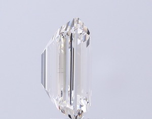 Superbe diamant blanc de laboratoire de 4,50 carats, couleur E, pureté VS2, taille émeraude, avec une polissage excellente, pour un bijou sophistiqué. - Product Image 4