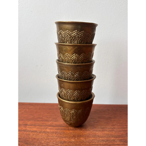 Ensemble élégant de tasses et soucoupes en métal avec plateau – Vaisselle durable, de qualité alimentaire et finition haut de gamme pour servir le thé et le café avec style - Product Image 1