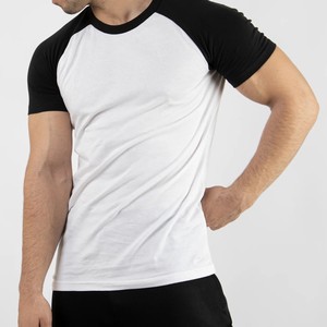 Camiseta de Manga Raglán Ajustada para Hombre, Color Blanco en el Cuerpo y Negro en las Mangas, Cuello Redondo, Estilo Casual, Tejido de Punto Jersey, 100% Algodón - Product Image 3