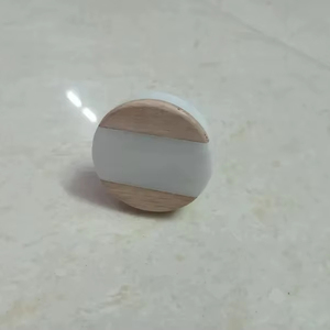 Pomo de puerta de resina de madera de alta gama con acabado de alta calidad para puertas y ventanas elegantes - Product Image 1