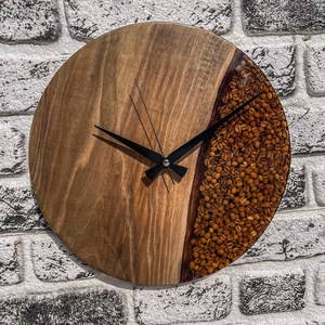 Horloge murale en bois de noyer et résine époxy en forme de grains de café - Product Image 3