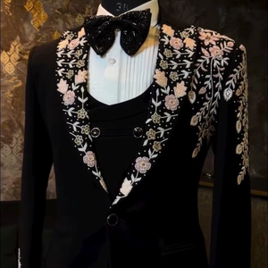 Blazer de smoking noir brodé pour homme avec revers à motif floral |   Veste de costume de mariage avec nœud papillon et gilet - Product Image 1