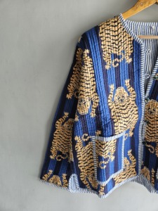 Pyjama unisexe en coton 100% à imprimé tigre bleu, tissé et matelassé, avec bas de pyjama et haut à manches longues boutonné sur le devant, style décontracté pour l'été - Product Image 4