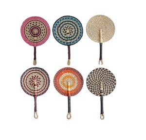 Éventail rond en jonc de mer naturel tissé à la main avec un motif circulaire complexe, éventail décoratif traditionnel fait main - Product Image 1