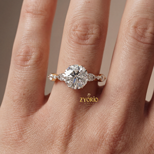 แหวนหมั้นเพชรทรงกลมเพาะเลี้ยงในห้องปฏิบัติการ 1.92 กะรัต พร้อมเพชรทรงมาร์คีส์และทรงกลมด้านข้าง เงินแท้ 925 สำหรับงานแต่งงาน - Product Image 4