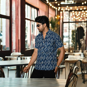 เสื้อเชิ้ตแขนยาวผู้ชาย ผ้าฝ้าย 100% พิมพ์ลายด้วยมือ สไตล์ลำลอง ฤดูร้อน ติดกระดุม ลายชนเผ่าอิคัต ระบายอากาศได้ดี ผลิตด้วยมือ ODM - Product Image 2