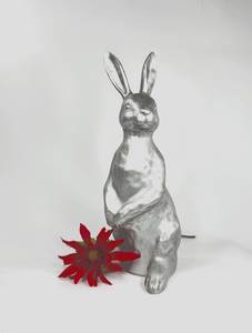Sculpture décorative en aluminium en forme de lapin pour table basse, accent de style et collection d'art pour l'aménagement intérieur - Product Image 4