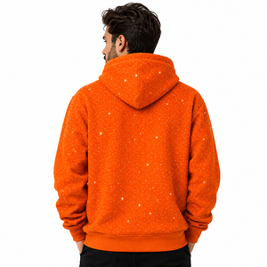 เสื้อฮู้ดดี้ผู้ชายสีส้มประดับเพชรเทียม สกรีนโลโก้ได้ สไตล์สตรีทแวร์ลำลอง ผ้าฟลีซ แขนยาว มีฮู้ด ผ้าฝ้าย 100% ทรงโอเวอร์ไซส์ - Product Image 4