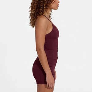 Ensemble de yoga 2 pièces sans couture pour femme avec logo personnalisé, haut court dos nageur à encolure dégagée et short d'entraînement taille haute, tenue de sport - Product Image 4