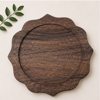 Assiette de service artisanale en bois d'acacia avec bord festonné, style rustique et champêtre, pour événements et restaurants
