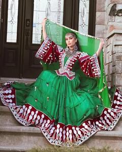 Magnifique robe plissée vert émeraude afghane avec veste brodée en velours bordeaux et foulard assorti en mousseline de soie - Product Image 3