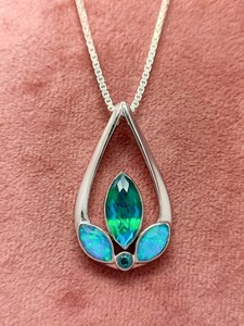 Colgante de Ópalo con Cadena y Cuarzo Arcoíris Celestial, Elegante Collar de Piedras Preciosas de Cristal, Regalo de Joyería para Mujer, Diseño Único - Product Image 1
