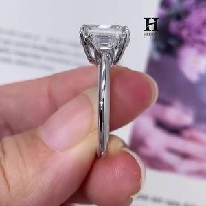 Anillo de Compromiso de Lujo con Diamante Cultivado en Laboratorio, Corte Asscher, Oro Blanco de 14K, Anillo de Tres Piedras con Diamantes Laterales Trapezoidales, Anillo de Boda - Product Image 4