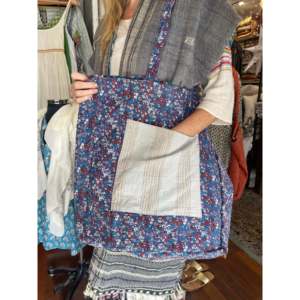 Sac fourre-tout vintage Kantha fait main bleu Liberty avec broderie et fermeture éclair, doublure en coton pour un usage quotidien en été et en hiver - Product Image 1