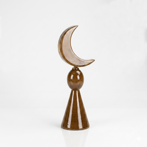 Ensemble de sculptures en bois laqué en forme de croissant de lune, sphères empilées lisses et bases coniques pour un intérieur moderne et sophistiqué - Product Image 4
