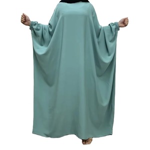 Abaya vert forêt avec manches chauve-souris larges et niqab assorti pour une tenue islamique modeste et couvrante pour les femmes religieuses - Product Image 5