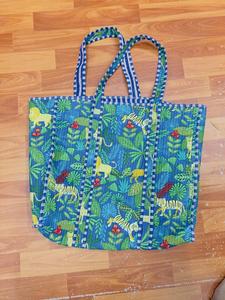 Bolso Tote de Algodón Acolchado con Estampado Artesanal Indio, Bolso de Hombro con Estampado de Selva y Tigre en Azul Rey, Venta al por Mayor - Product Image 3
