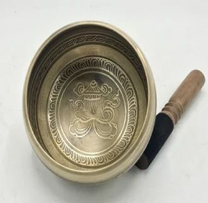 Juego de cuencos tibetanos de latón antiguo con grabado interior de Buda y flor de loto, y martillo de madera, disponible a precios de mayorista. - Product Image 6