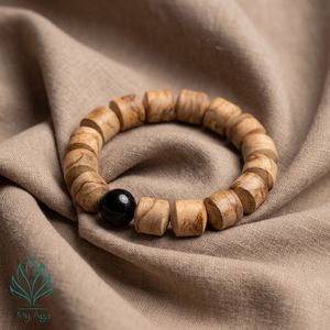 Bracelet en bois d'agar du Vietnam ODM, cadeau unisexe AL-SB-0001-12 avec 16 perles naturelles en bois d'agar en forme de baril et 1 perle de corail fossile - Product Image 2
