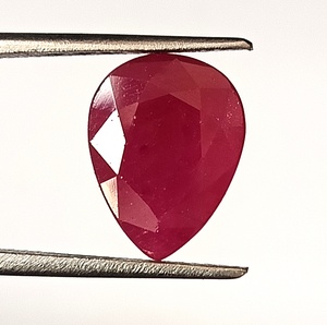 Pierre précieuse naturelle en rubis africain de 4,65 carats, taille poire, facettée, non montée - Product Image 3
