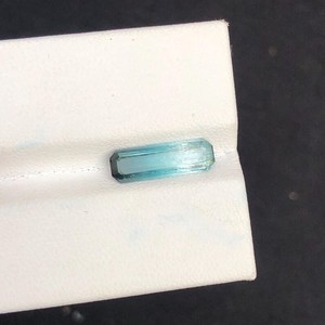 พลอยทัวร์มาลีนสีน้ำเงินอมเขียวทรงแปดเหลี่ยมยาว รูปทรงขั้นบันได พลอยธรรมชาติเม็ดเดี่ยวคุณภาพสูง สำหรับทำเครื่องประดับ ขายส่ง น้ำหนัก 200 กรัม สำหรับทำจี้ - Product Image 1