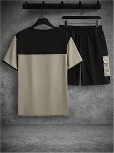 ชุดเซ็ตเสื้อยืดแขนสั้นคอปกสีตัดต่อ 2 ชิ้น พร้อมกางเกงขาสั้นคาร์โก้กระเป๋าปะ สำหรับผู้ชาย - Product Image 2