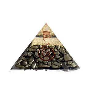 Pyramide d'orgonite en pyrite faite à la main avec bobine de cuivre et éclats de cristal pour la décoration intérieure, la méditation et le Feng Shui - Product Image 1