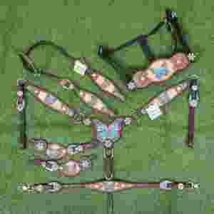 Juego de Arreos para Caballo con Mariposas Turquesas: Cabezada de Cuero Pintada a Mano, Concho de Flor Turquesa - Product Image 1