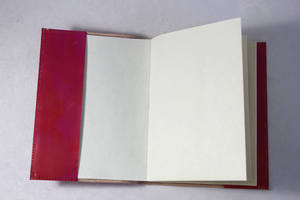 Carnet en cuir souple, sans bois et sans acide, avec motif bananier symbolique en relief et aspect cuir fuchsia - Product Image 3