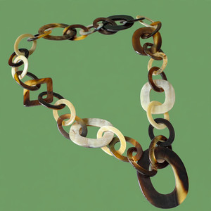 Collier en corne naturelle fait main, bijou statement, maillons géométriques entrelacés, accessoire de mode artisanal pour femme. - Product Image 6
