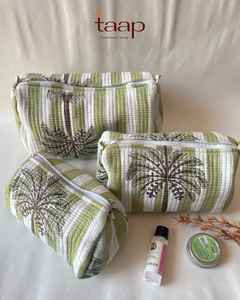 Pochette de toilette matelassée Kantha imprimée à la main avec fermeture éclair, sac en tissu de coton à imprimé floral pour femmes, ensemble de trousses de maquillage - Product Image 1