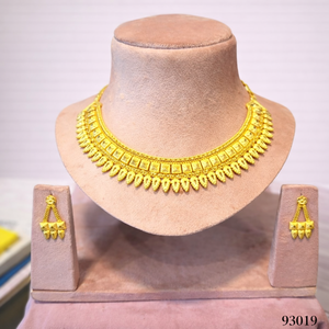 Ensemble de bijoux vintage de Dubaï plaqué or 24 carats, collier classique en perles et fleurs, boucles d'oreilles, bracelets, peignes, broches, cuivre principal - Product Image 1