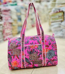 Bolso de lona acolchado de algodón con estampado floral Kantha, para viaje, hombro o gimnasio, gran capacidad, cierre de cremallera, poliéster, Elite Craft Studio - Product Image 3