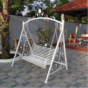Chaise suspendue élégante pour patio, balançoire de jardin en fer forgé avec auvent, banc balançoire extérieur durable en fer, siège de balançoire confortable en métal - Product Image 3