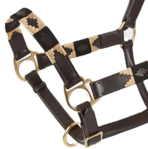 Cabestro de cuero marrón para caballo con patrón geométrico color canela y herrajes de latón - Product Image 3