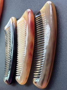 Peigne démêlant artisanal en corne naturelle, écologique, moderne et antistatique pour hommes et femmes, pour des cheveux lisses et un toilettage unique fait main - Product Image 5