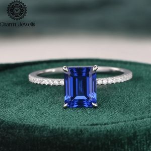 Bague de fiançailles classique pour femme en argent plaqué or rose 18 carats avec moissanite taille coussin et sertissage à griffes - Product Image 2