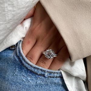 Anillo de Compromiso Solitario Moderno de Oro de 18K con Diamante Cultivado en Laboratorio de Corte Redondo de 10 Quilates |   Joyería de Lujo para Bodas - Product Image 2