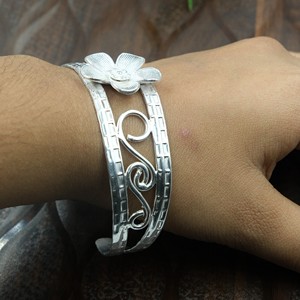 Brazalete de Plata de Ley 925 con Diseño Floral, Hecho a Mano, Ajustable, Diseño OpenKada, Joyería para Mujer, Regalo de Navidad - Product Image 2